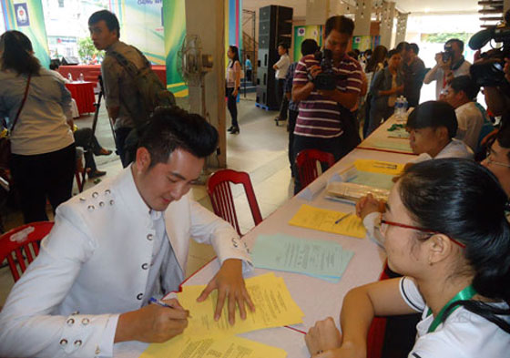 vi sao ca si nguyen phi hung ky giay hien tang cho y hoc