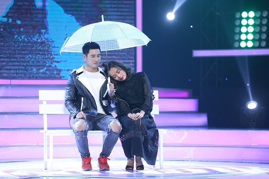 vi yeu ma den tap 2 co gai tan cong anh chang hon 12 tuoi ngay lan dau gap go