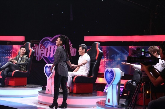 vi yeu ma den tap 2 co gai tan cong anh chang hon 12 tuoi ngay lan dau gap go