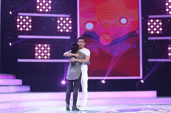 vi yeu ma den tap 2 co gai tan cong anh chang hon 12 tuoi ngay lan dau gap go