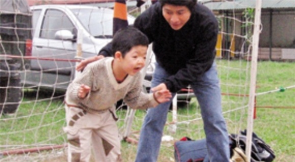 chan dung vo dien vien quoc tuan nguoi vo tao khang dung sau ong bo vi dai quoc tuan cham soc con trai