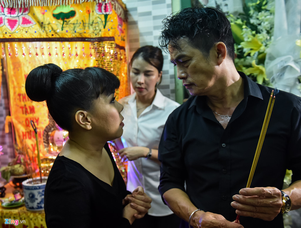 tran thanh viet huong buon ba den vieng nghe si khanh nam luc khuya