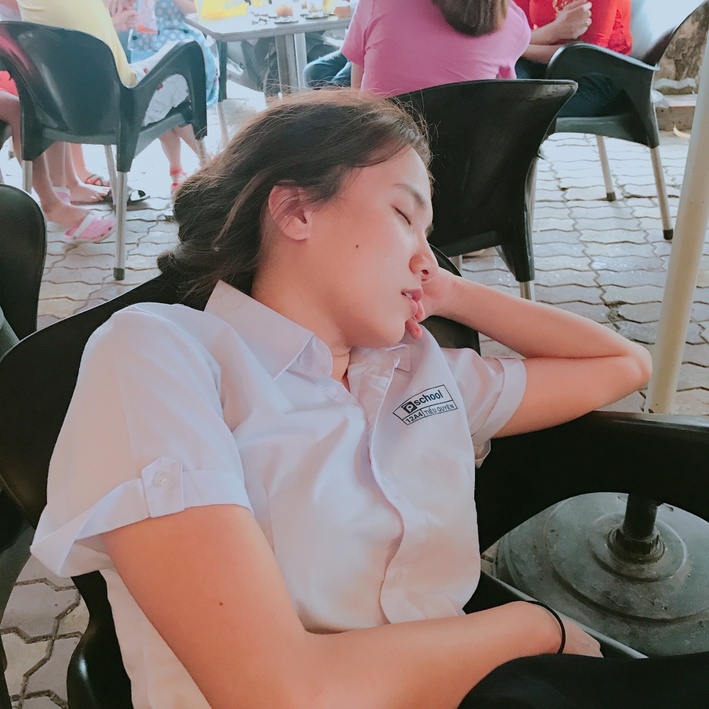 emma ke hau truong phim co gai den tu ben kia sau canh nam tren san co tay minh bi do tay het
