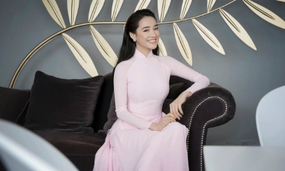 yeu 2 nam danh hai dinh dam nhat showbiz hari won va nha phuong lai co cuoc song qua trai nguoc