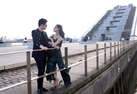 Mai Hồ xuất hiện xinh đẹp, hạnh phúc bên chồng Việt kiều sau sinh con mai ho xuat hien xinh dep hanh phuc ben chong viet kieu sau sinh con