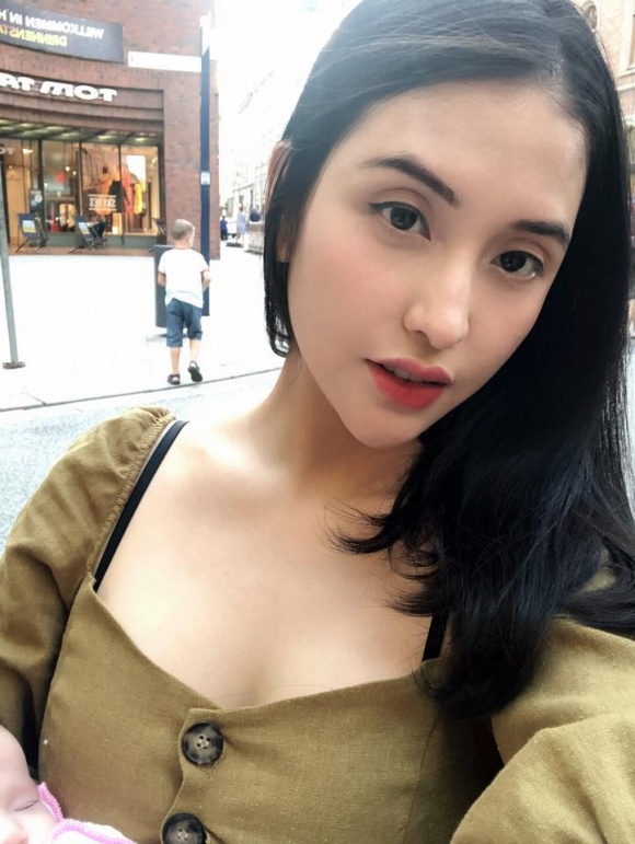 Mai Hồ xuất hiện xinh đẹp, hạnh phúc bên chồng Việt kiều sau sinh con mai ho xuat hien xinh dep hanh phuc ben chong viet kieu sau sinh con