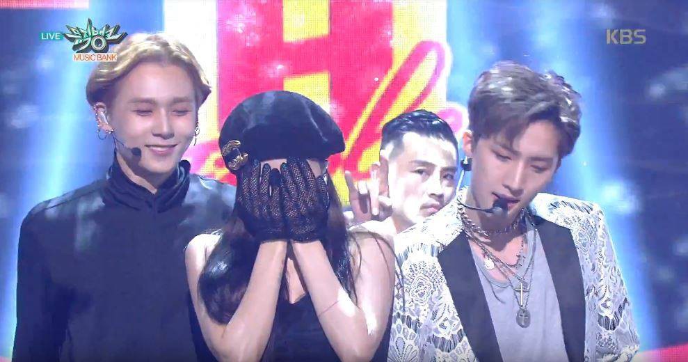 cube entertainment thong bao duoi hyuna website bi danh sap co phieu sut tham hai