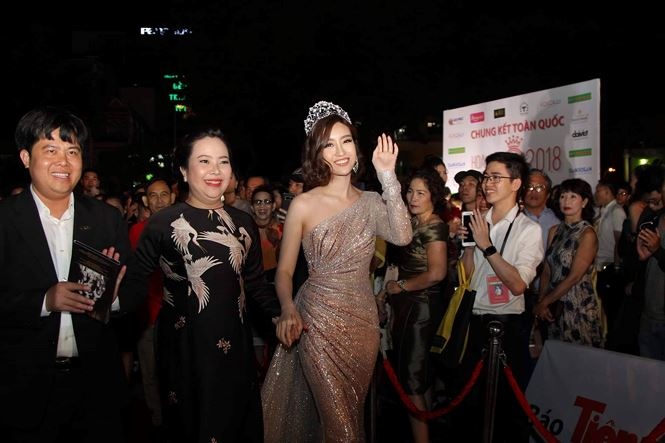 Dàn chân dài lộng lẫy khoe sắc trên thảm đỏ chung kết Hoa hậu Việt Nam 2018 dan chan dai long lay khoe sac tren tham do chung ket hoa hau viet nam 2018