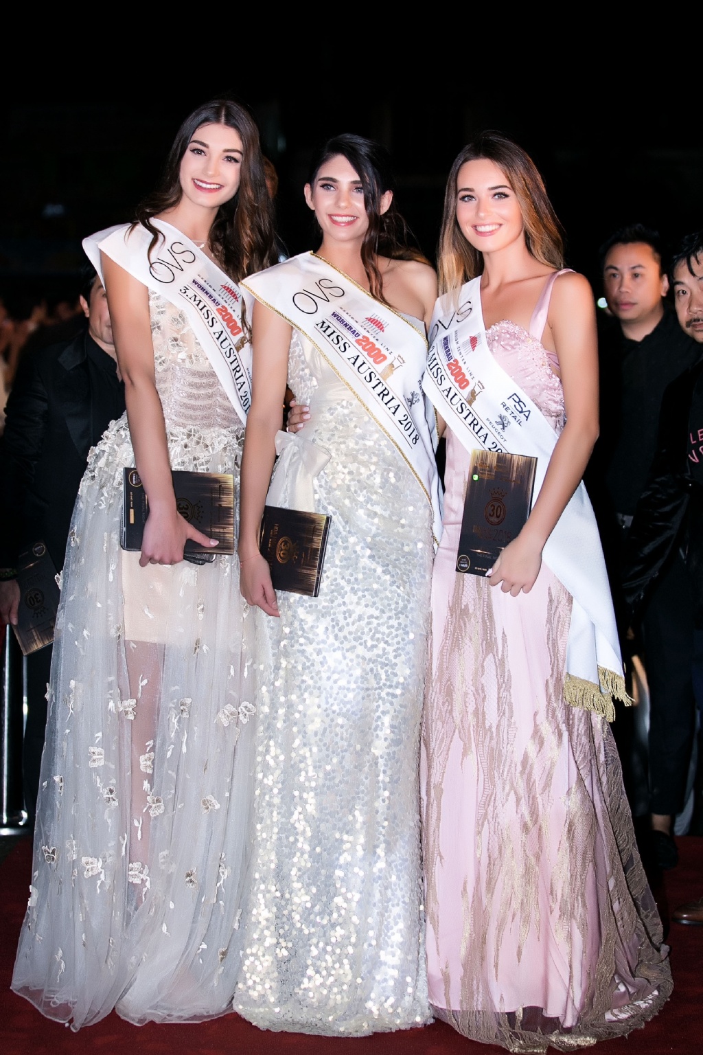 Dàn chân dài lộng lẫy khoe sắc trên thảm đỏ chung kết Hoa hậu Việt Nam 2018 dan chan dai long lay khoe sac tren tham do chung ket hoa hau viet nam 2018