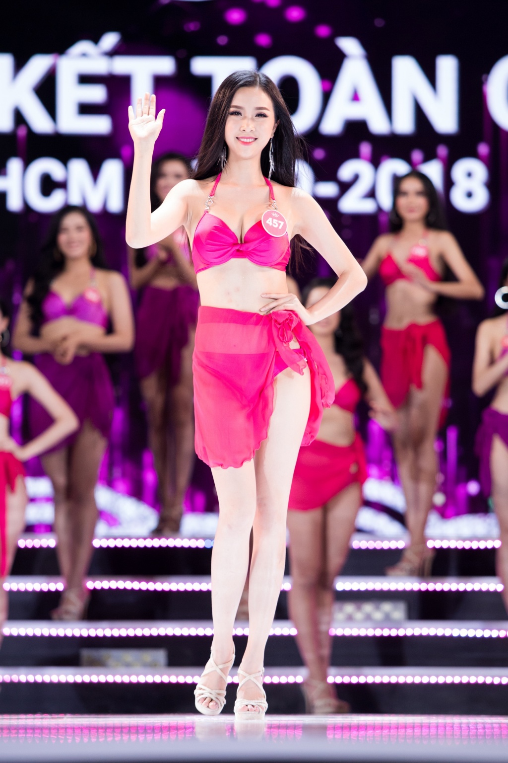 Cách mix đồ năng động thường ngày của á hậu 2 Hoa hậu Việt Nam 2018 Nguyễn Thị Thúy An cach mix do nang dong thuong ngay cua a hau 2 hoa hau viet nam 2018 nguyen thi thuy an