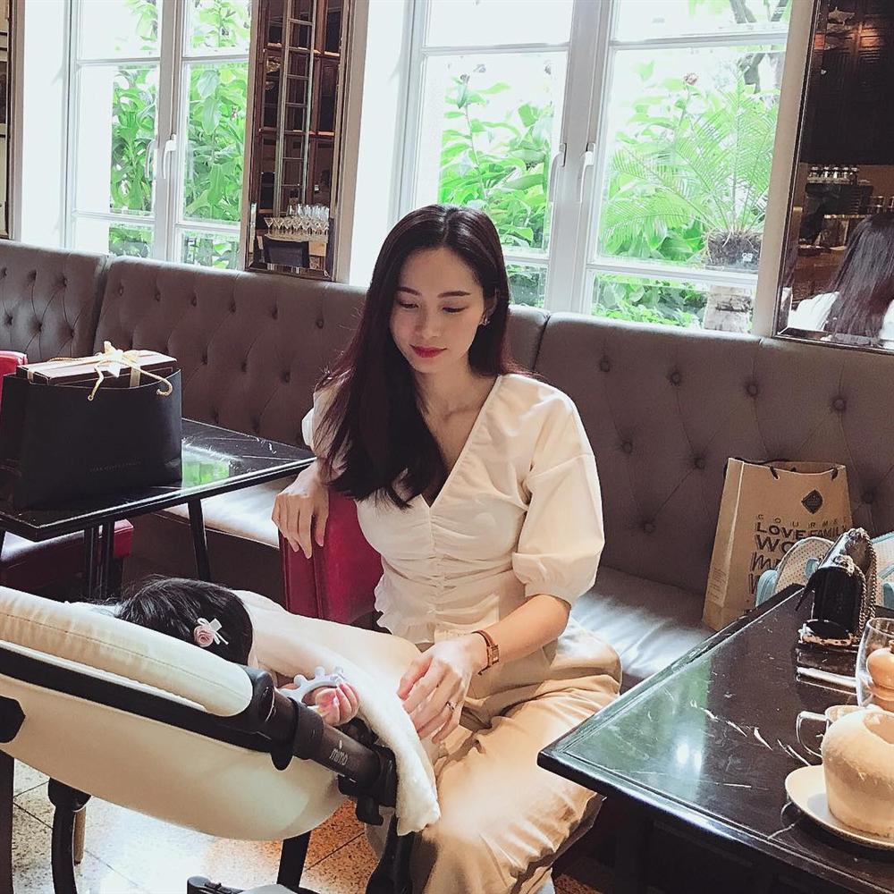 HOT: Lộ ảnh cận mặt 'tiểu công chúa' của hoa hậu Đặng Thu Thảo và ông xã doanh nhân hot lo anh can mat tieu cong chua cua hoa hau dang thu thao va ong xa doanh nhan