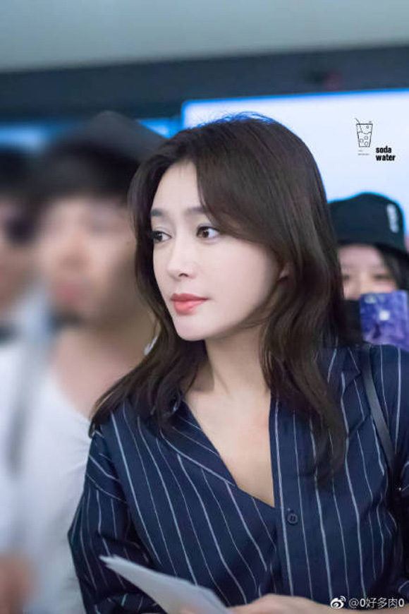 phu sat hoang hau tan lam duoc khen het loi voi hanh dong cui gap minh nhat do giup phong vien