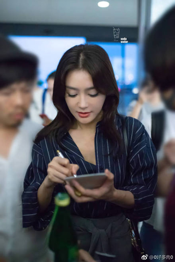 phu sat hoang hau tan lam duoc khen het loi voi hanh dong cui gap minh nhat do giup phong vien