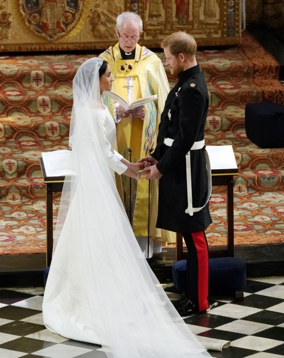 sau 4 thang ket hon cong nuong meghan markle gio moi tiet lo bi mat giau trong chiec vay cuoi