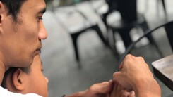 Khi đồng nghiệp nô nức đi cúng Tổ nghề, Phạm Anh Khoa làm lễ đơn giản tại nhà