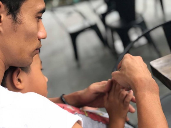 khi dong nghiep no nuc di cung to nghe pham anh khoa lam le don gian tai nha