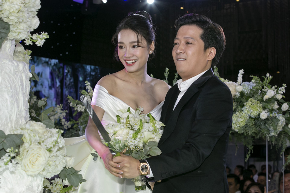 Không còn nghi ngờ gì nữa, vòng 2 của Nhã Phương đã 'phô trọn' sau bao ngày cô dâu tìm mọi cách che dáng khong con nghi ngo gi nua vong 2 cua nha phuong da pho tron sau bao ngay co dau tim moi cach che dang
