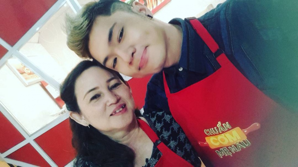 khoc cuoi voi nhung ki niem ve me cua dan nghe si vi yeu ma den