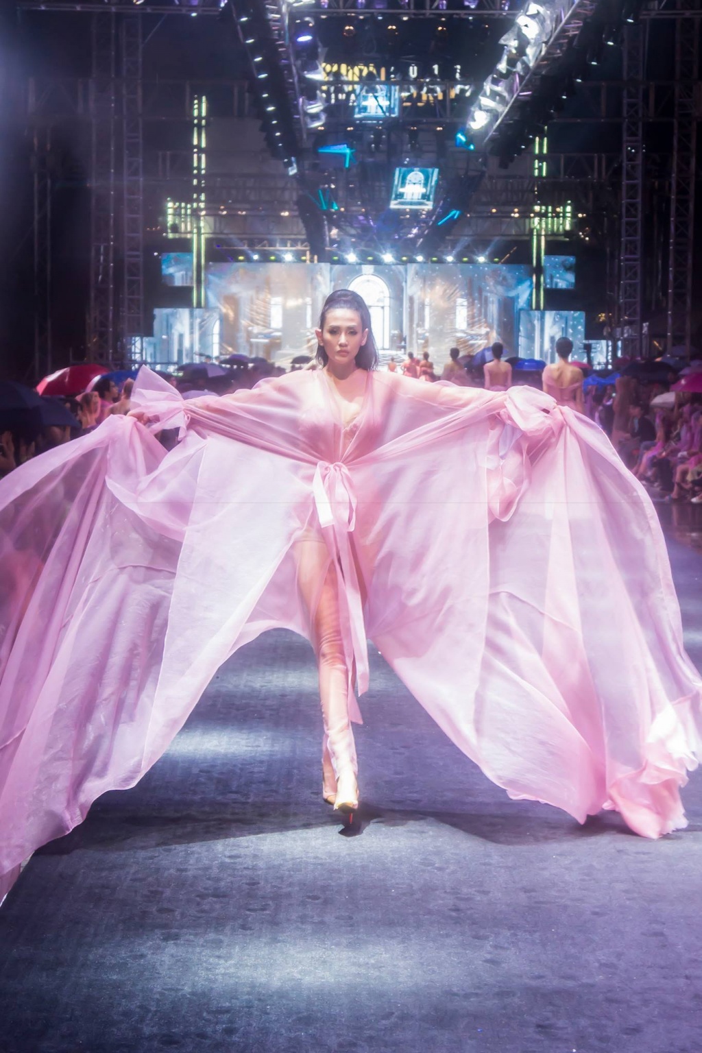 hanh dong dep ra dang dan chi cua sieu mau hoang yen tren san catwalk