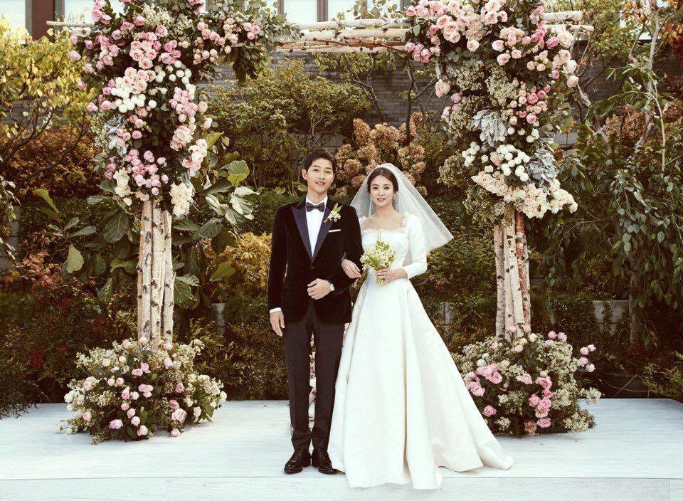 cuoi rot ham khi fan binh luan ve hanh dong nay cua song joong ki trong dam cuoi