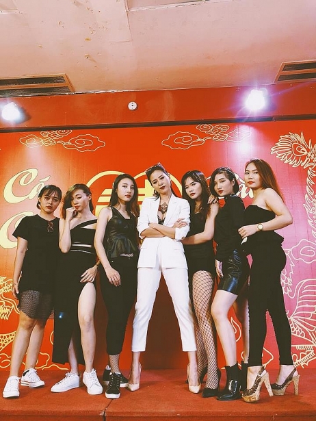 sao mac dep ngay 210 vo chong tran thanh hari won dien ca cay den kha nhu cuc chat voi quan rach