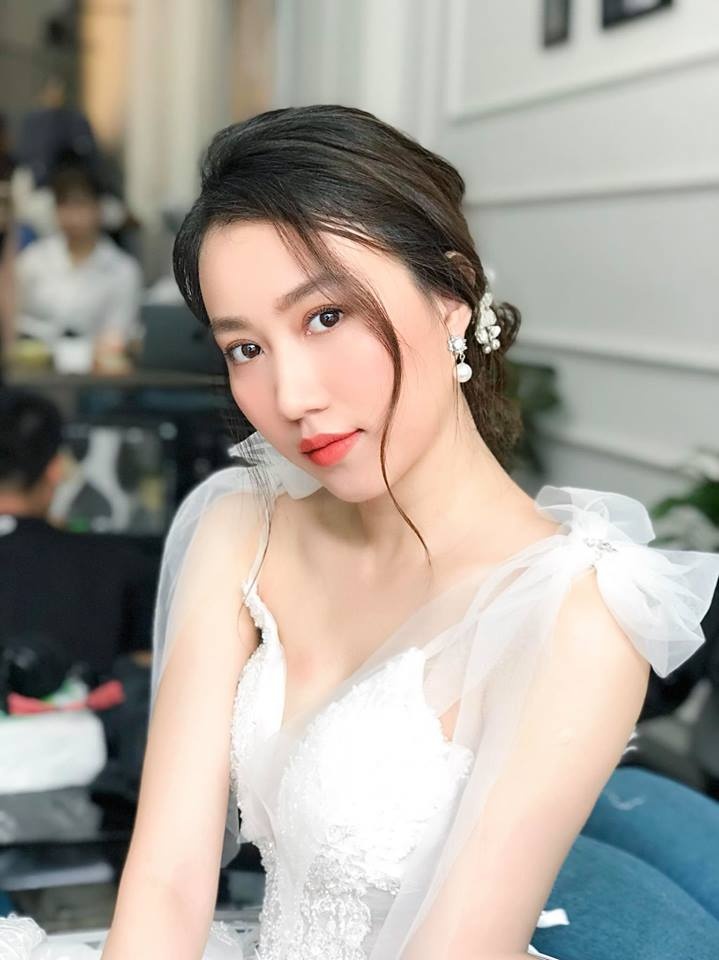 Thích mê với cách mix đồ quyến rũ nhưng không cần 'hở bạo' của diễn viên Huỳnh Hồng Loan thich me voi cach mix do quyen ru nhung khong can ho bao cua dien vien huynh hong loan