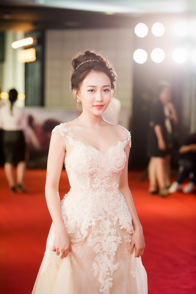 Thích mê với cách mix đồ quyến rũ nhưng không cần 'hở bạo' của diễn viên Huỳnh Hồng Loan thich me voi cach mix do quyen ru nhung khong can ho bao cua dien vien huynh hong loan