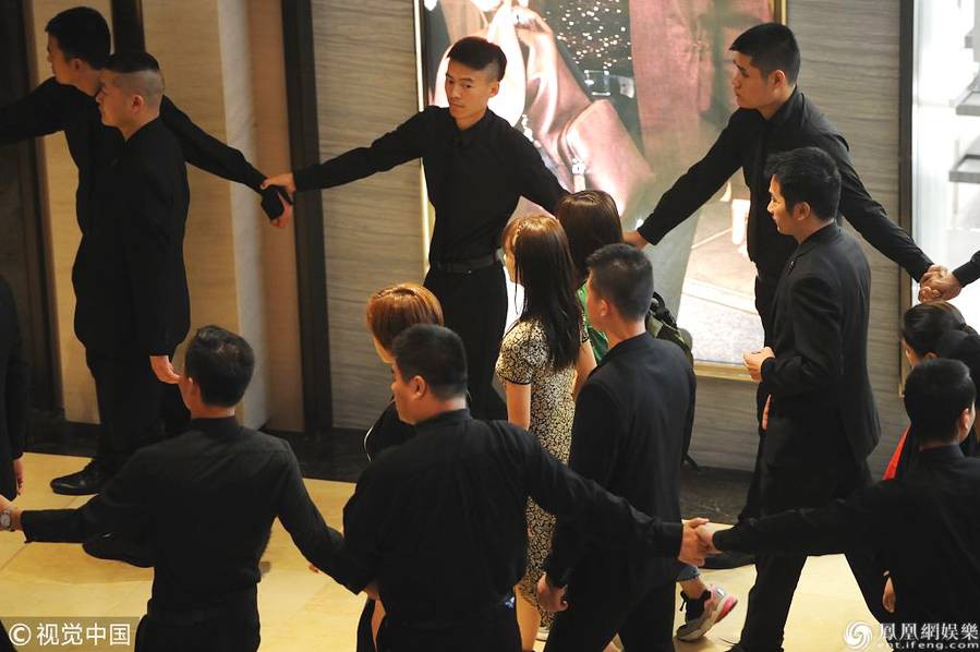 hau dien hi cong luoc nguy anh lac duoc ca chuc ve si ao den bao ve nhu chinh khach