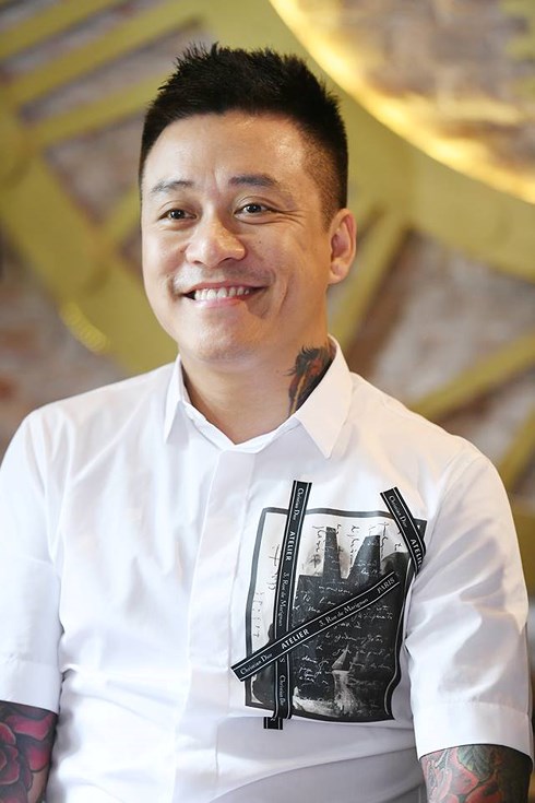 tuan hung lam dem nhac moi o pho di bo ho guom mang ten cam on