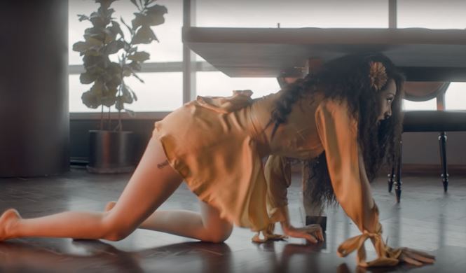 ngoai tieu de nhu loi don con gay tranh cai vi hinh anh phan cam