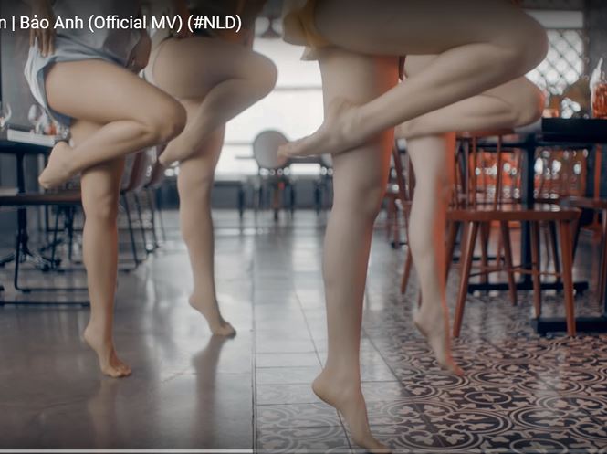 ngoai tieu de nhu loi don con gay tranh cai vi hinh anh phan cam
