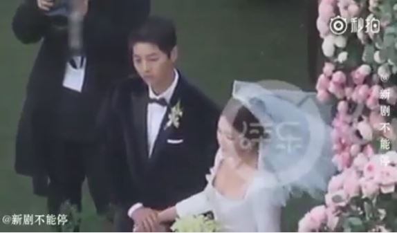 cuoi rot ham khi fan binh luan ve hanh dong nay cua song joong ki trong dam cuoi