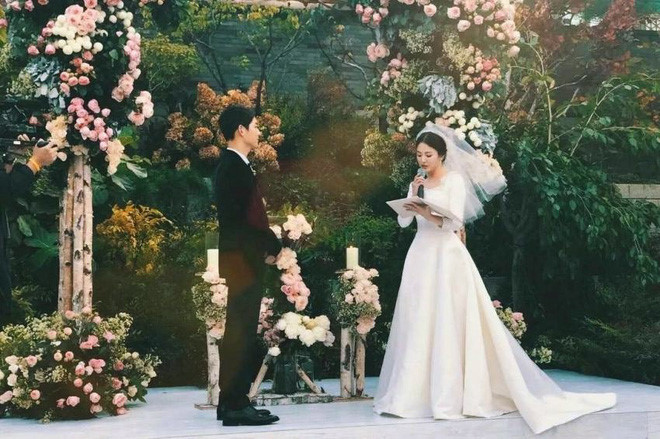 hon le song joong ki song hye kyo khoc cuoi va nhung dieu la lung