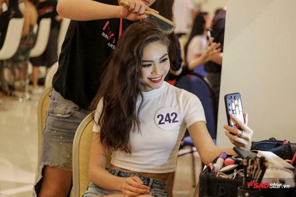 clip cac thi sinh chia se cam xuc truoc them ban ket hoa hau hoan vu viet nam 2017