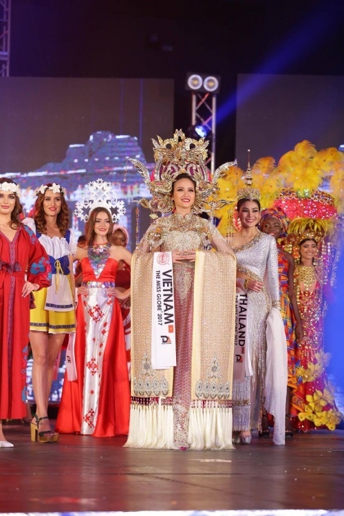 sau dang quang miss globe khanh ngan tiet lo dieu bat ngo ve bai hat my vietnam