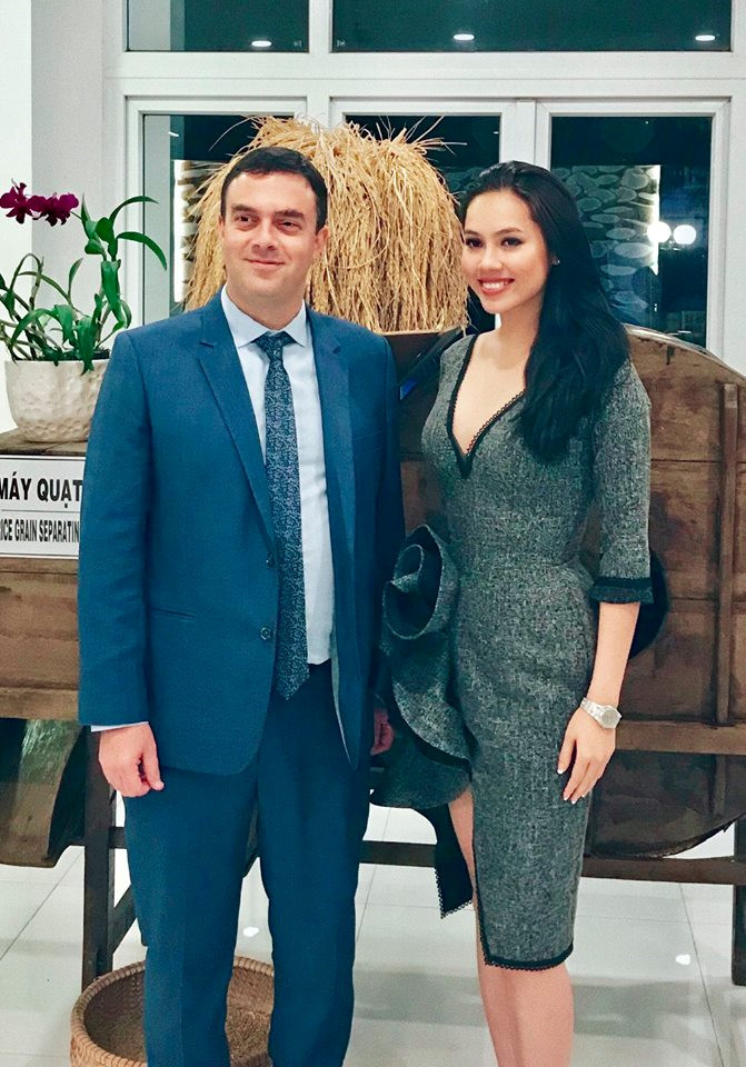 hoang my mc phan anh co xung dang lam giam khao hoa hau hoan vu