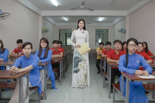 nhung sao viet nhiet huyet voi nghe giao phia sau hao quang showbiz