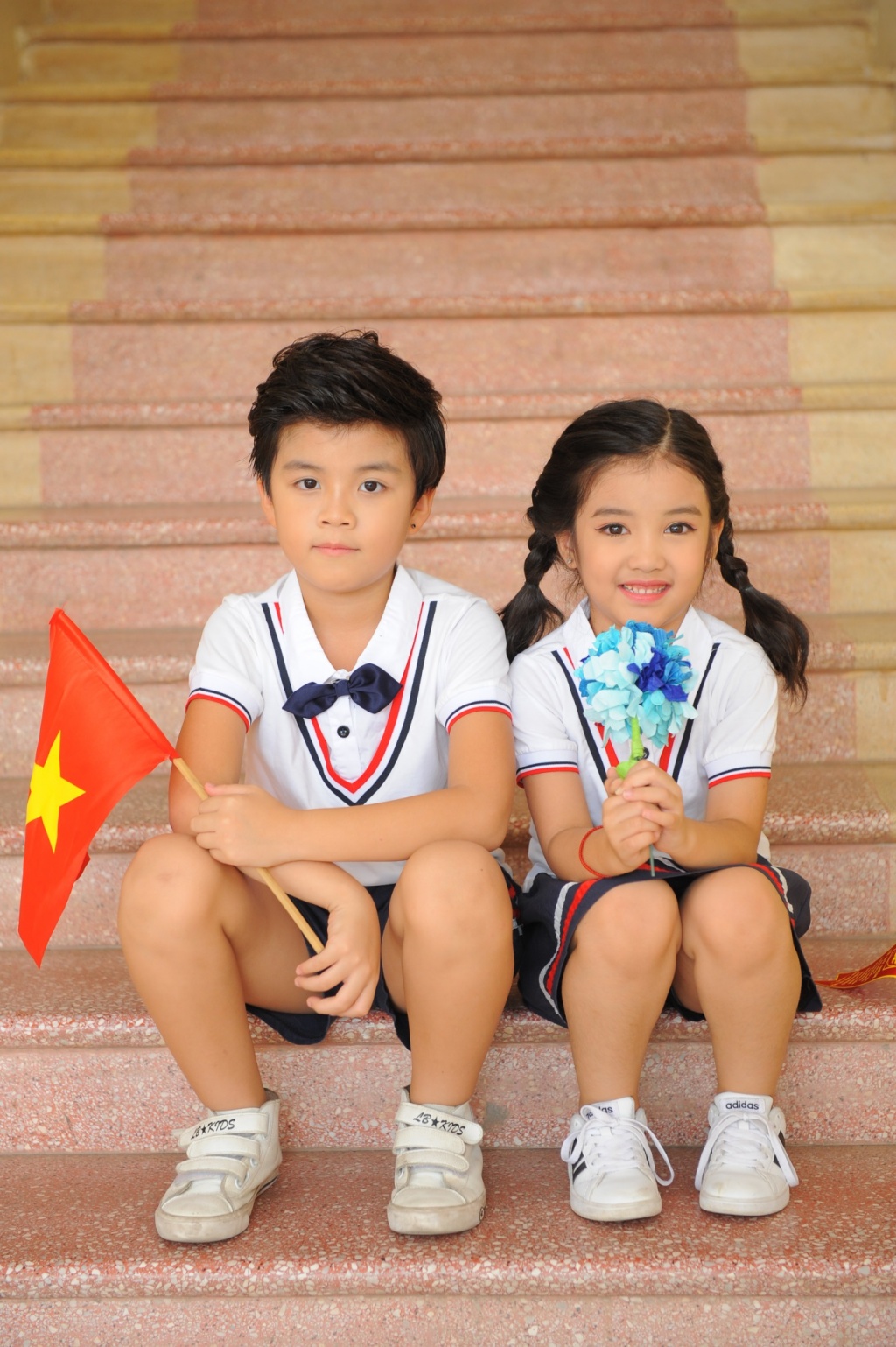 Cặp mẫu nhí Song Bảo 'đốn tim' với bộ hình chào 20/11 ngộ nghĩnh cap mau nhi song bao don tim voi bo hinh chao 2011 ngo nghinh