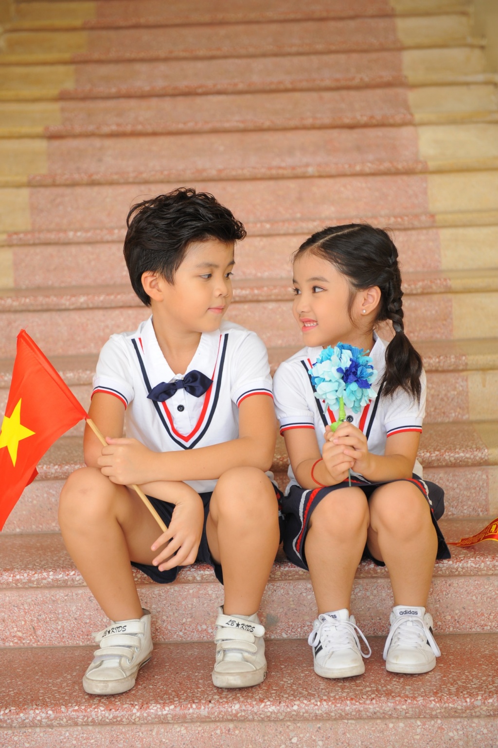 Cặp mẫu nhí Song Bảo 'đốn tim' với bộ hình chào 20/11 ngộ nghĩnh cap mau nhi song bao don tim voi bo hinh chao 2011 ngo nghinh