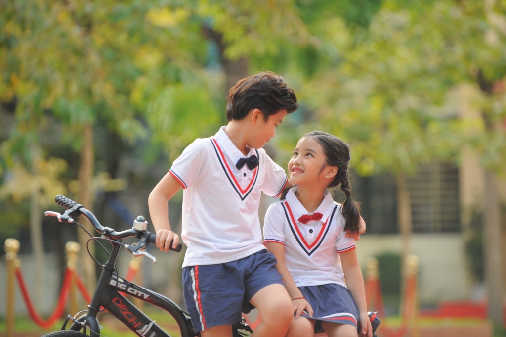 Cặp mẫu nhí Song Bảo 'đốn tim' với bộ hình chào 20/11 ngộ nghĩnh cap mau nhi song bao don tim voi bo hinh chao 2011 ngo nghinh