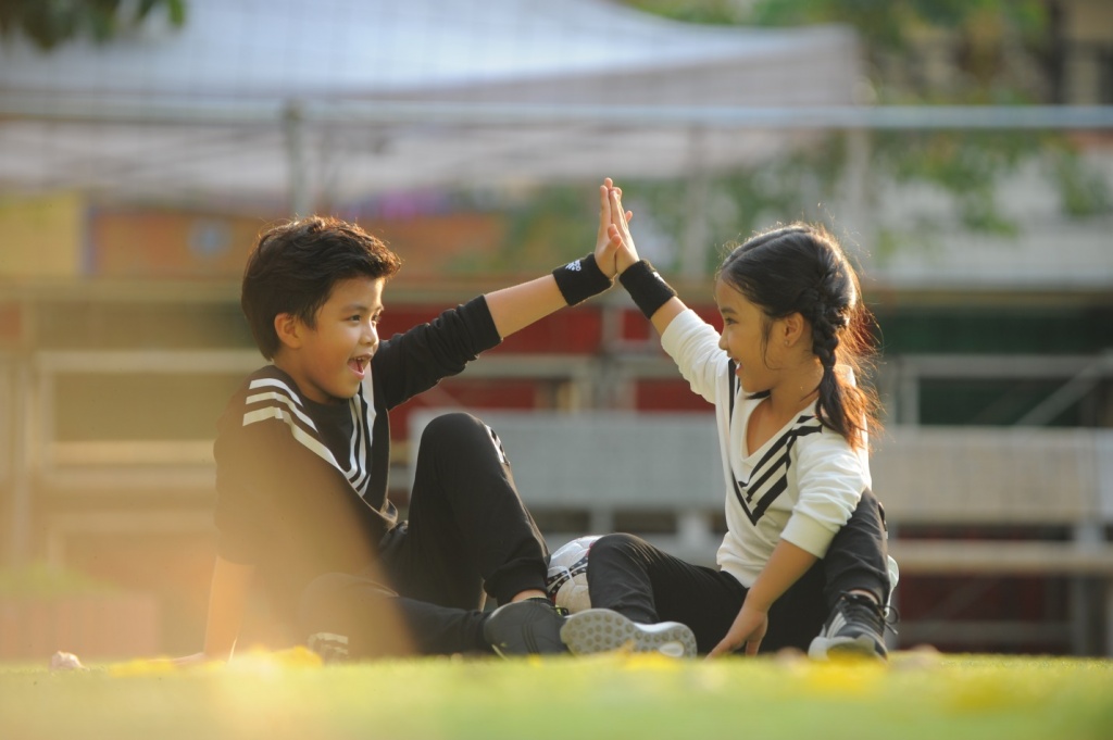 Cặp mẫu nhí Song Bảo 'đốn tim' với bộ hình chào 20/11 ngộ nghĩnh cap mau nhi song bao don tim voi bo hinh chao 2011 ngo nghinh