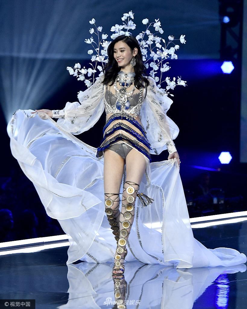 cu vo ech lich su cua show noi y victorias secret sieu mau xu trung nga sap mat