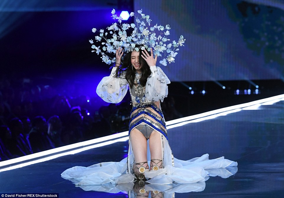 cu vo ech lich su cua show noi y victorias secret sieu mau xu trung nga sap mat