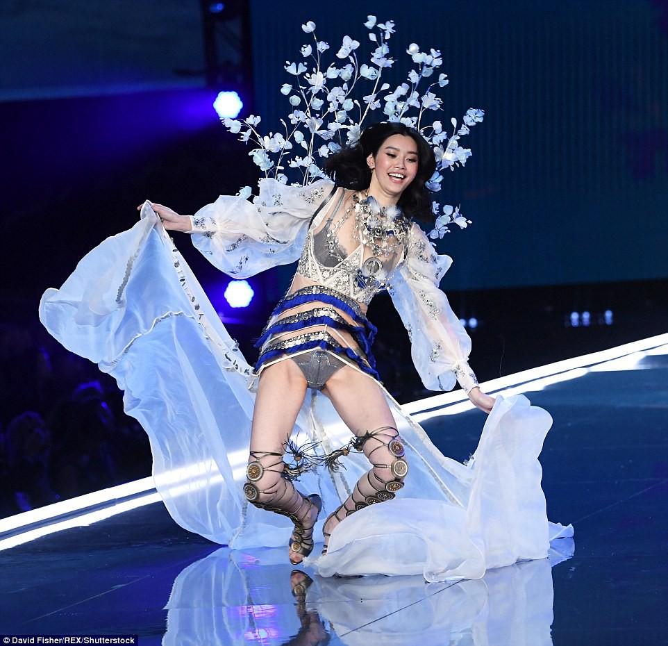 cu vo ech lich su cua show noi y victorias secret sieu mau xu trung nga sap mat