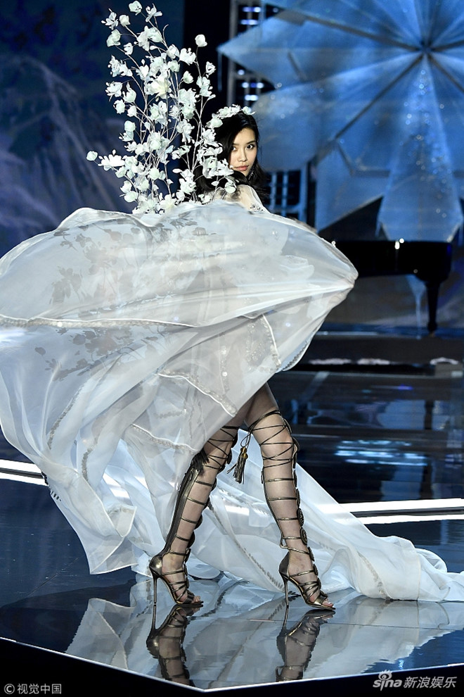 cu vo ech lich su cua show noi y victorias secret sieu mau xu trung nga sap mat
