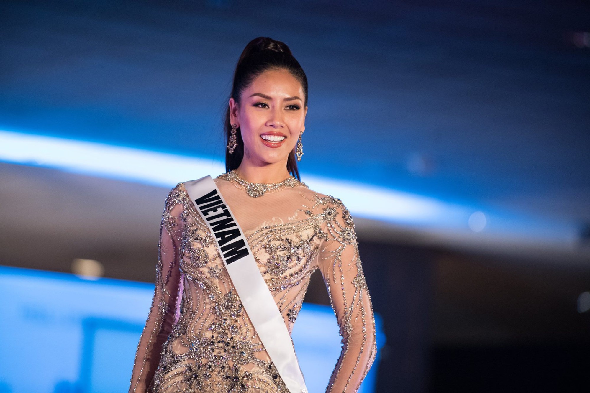Clip Nguyễn Thị Loan nói tiếng Anh bị đánh giá 'kém hay' tại Miss Universe 2017 clip nguyen thi loan noi tieng anh bi danh gia kem hay tai miss universe 2017