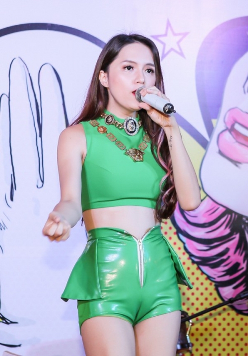 huong giang idol va ngan le mot lan khien nguoi doi dien hot hoang vi vay ao kho hieu
