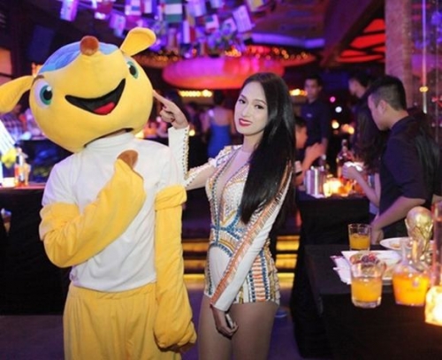 huong giang idol va ngan le mot lan khien nguoi doi dien hot hoang vi vay ao kho hieu