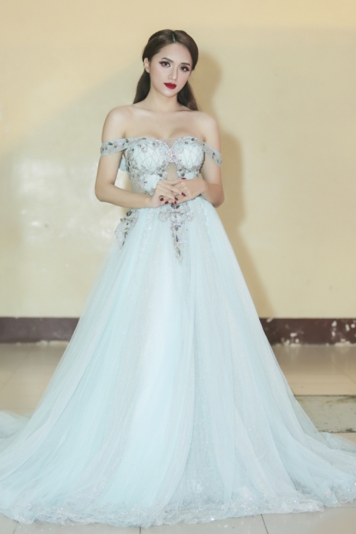 huong giang idol va ngan le mot lan khien nguoi doi dien hot hoang vi vay ao kho hieu