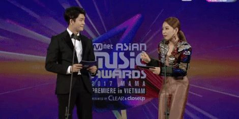 khan gia la o khi chi pu hat live o mama hanh dong khong dep